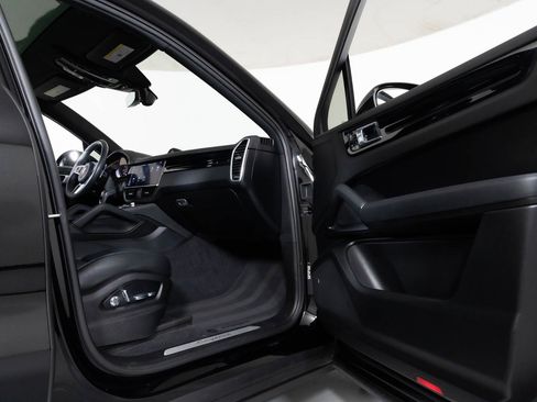 Used 2021 Porsche Cayenne Coupe image 36