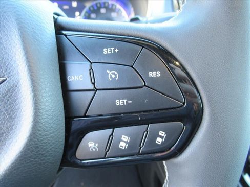 Used 2025 Chrysler Pacifica Limited FWD image 17