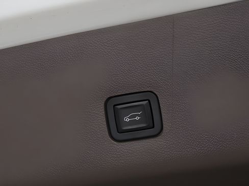 Used 2019 Chevrolet Traverse Premier w/ Driver Confidence II Package FWD image 31
