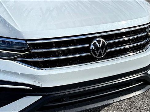 Certified 2023 Volkswagen Tiguan SE w/ Panoramic Sunroof Package FWD image 11