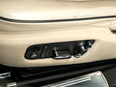 Used 2013 Bentley Mulsanne w/ Premiere Specification Pkg image 24