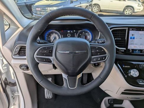 Used 2024 Chrysler Pacifica Touring-L image 15