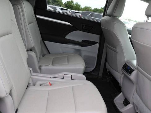 Used 2018 Toyota Highlander Limited AWD/4WD image 16