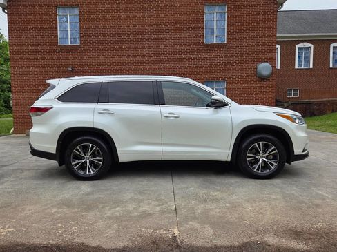 Used 2016 Toyota Highlander XLE AWD/4WD image 4