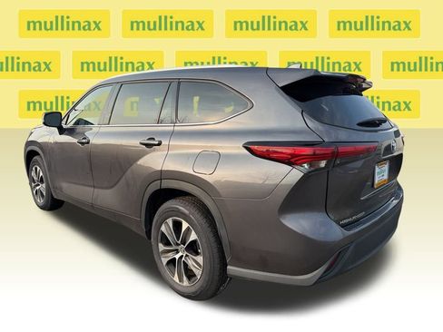 Used 2022 Toyota Highlander XLE image 6