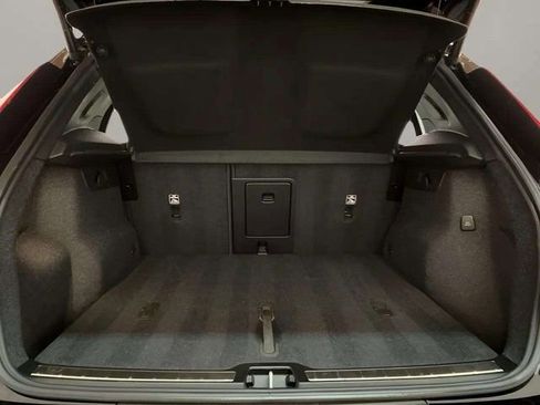 Used 2025 Volvo XC40 B5 Plus image 91