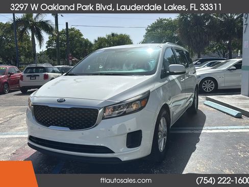 Used 2017 Kia Sedona LX w/ LX Essentials Premium Package FWD image 6