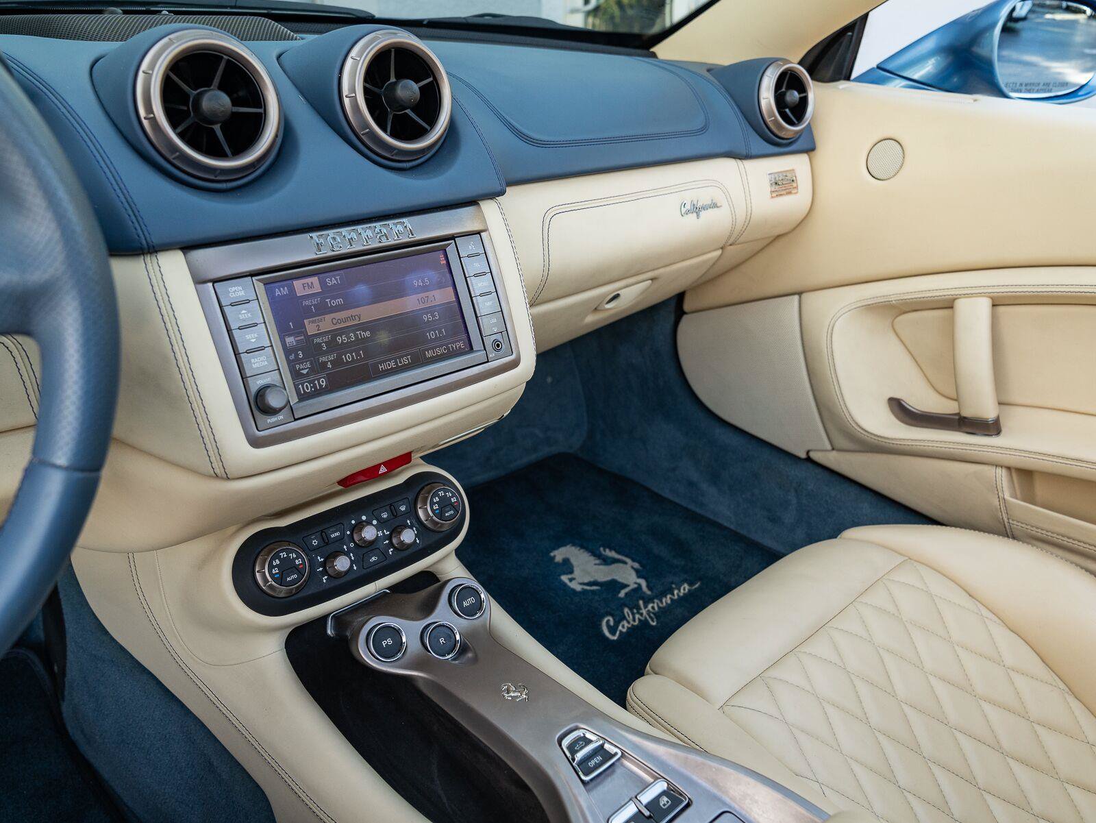 Used 2010 Ferrari California RWD image 22