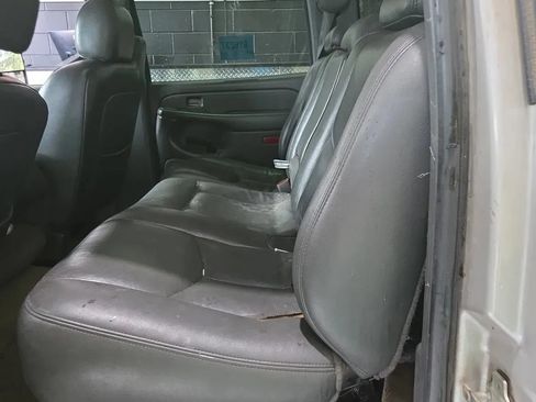 Used 2005 Chevrolet Silverado 3500 LS w/ Heavy-Duty Power Package AWD/4WD image 5