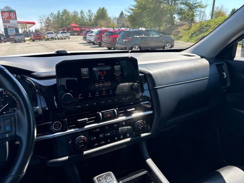 Used 2023 Nissan Pathfinder SL AWD/4WD image 18