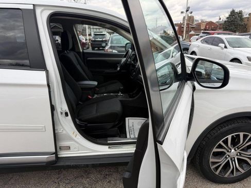Used 2016 Mitsubishi Outlander SE image 19