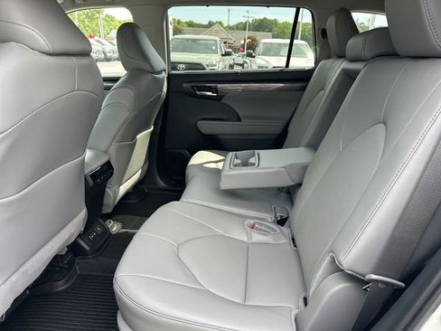 Used 2026 Toyota Highlander Limited AWD/4WD image 14