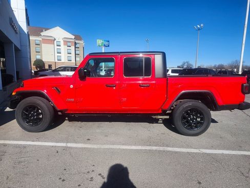 Used 2023 Jeep Gladiator Overland image 2