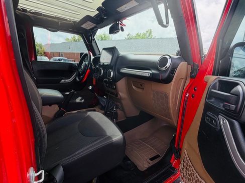 Used 2014 Jeep Wrangler Unlimited Sahara AWD/4WD image 11