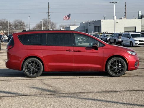 New 2026 Chrysler Pacifica Limited w/ S Appearance Package image 2