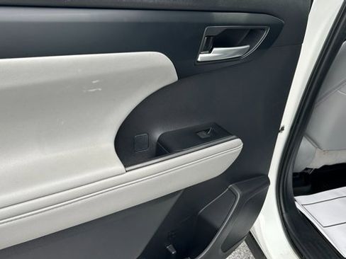 Used 2021 Toyota Highlander XLE image 39