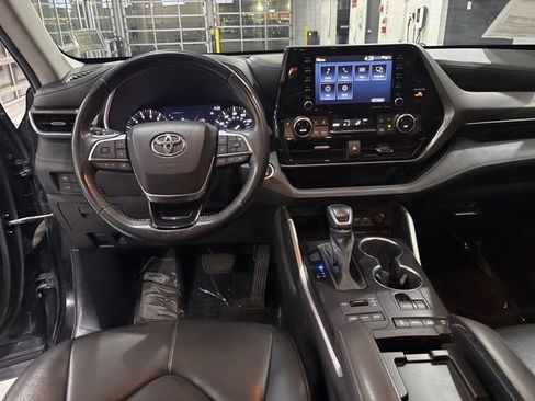 Used 2021 Toyota Highlander XLE AWD/4WD image 26