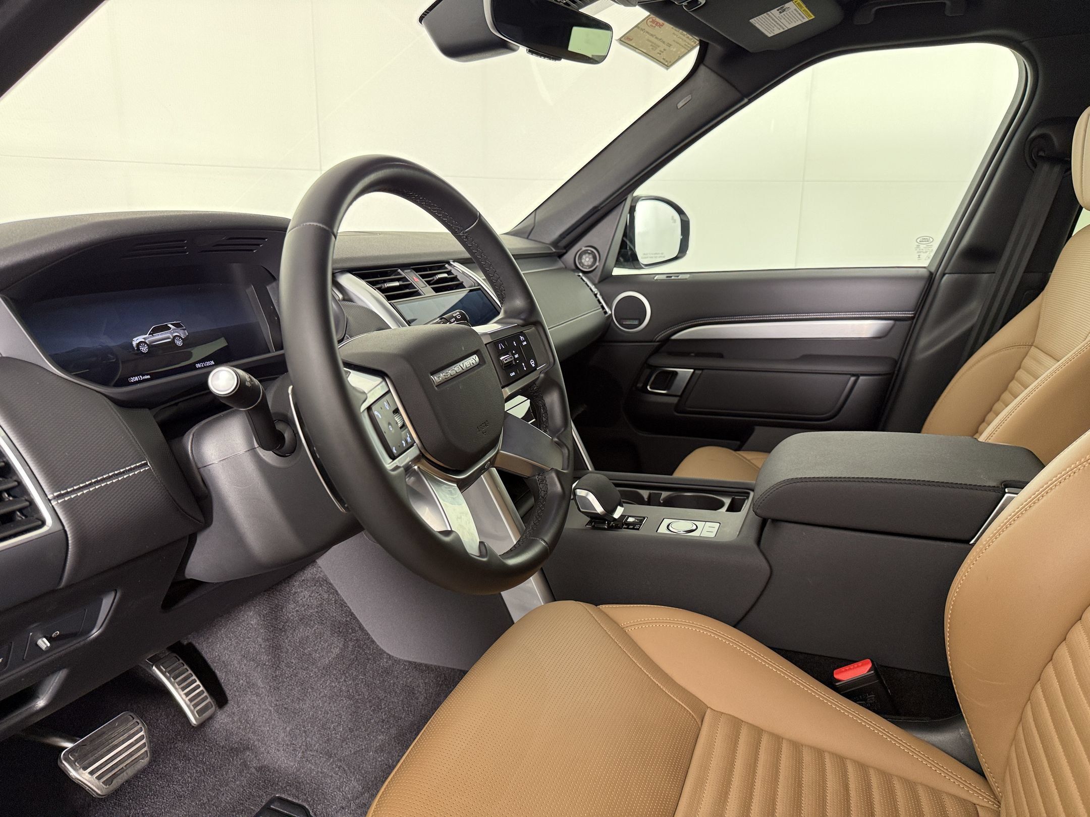 Used 2025 Land Rover Discovery Dynamic SE AWD/4WD image 4