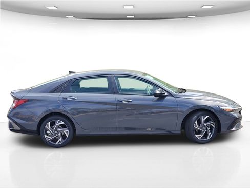 New 2025 Hyundai Elantra SEL image 9