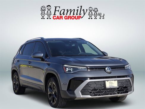 Used 2025 Volkswagen Taos SE image 2