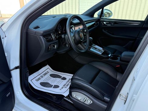 Used 2025 Porsche Macan AWD/4WD image 9