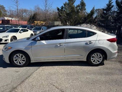 Used 2018 Hyundai Elantra SE image 2
