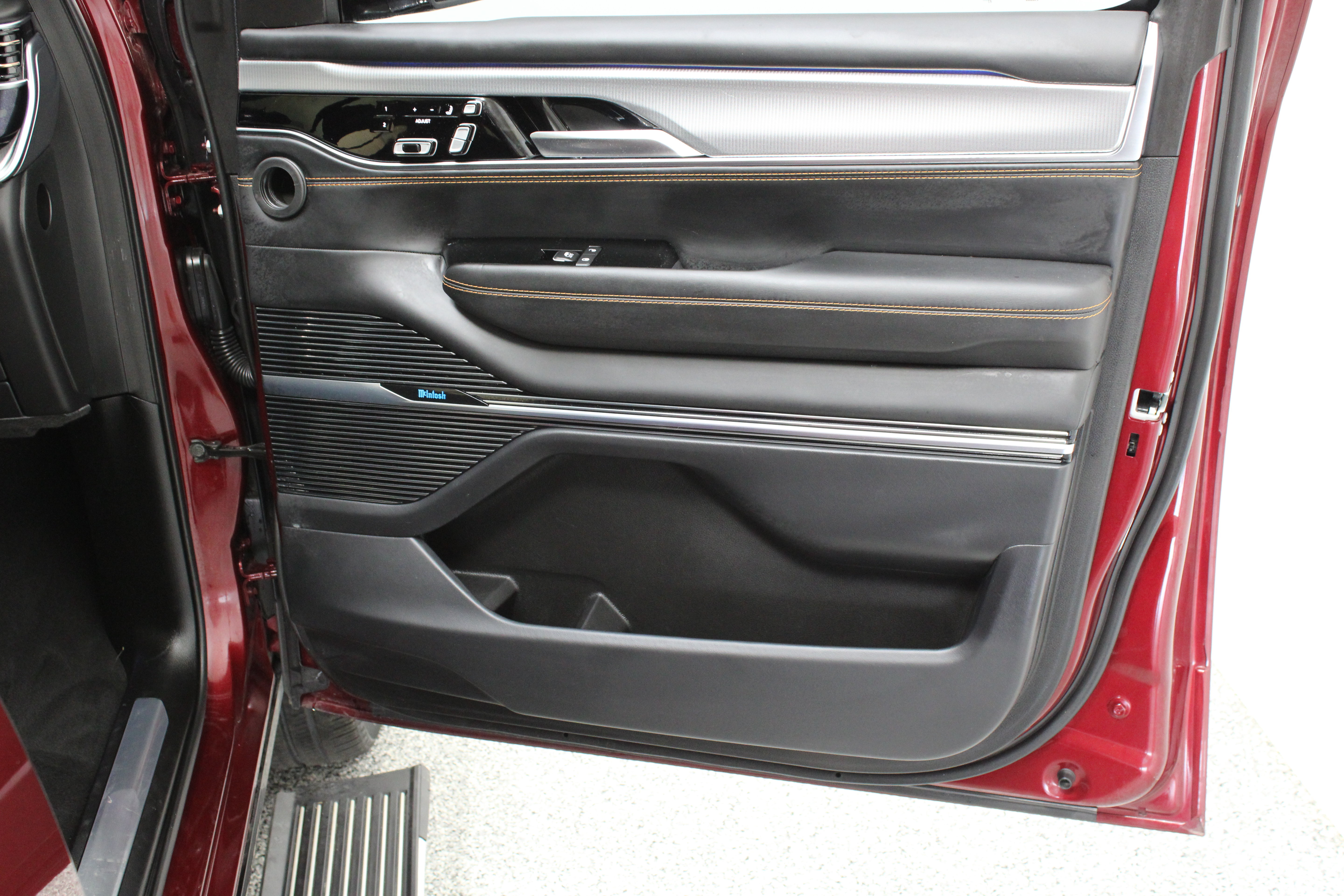 Used 2023 Jeep Grand Wagoneer Series III AWD/4WD image 41