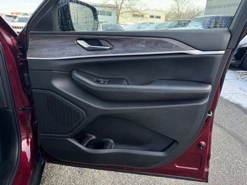 Used 2023 Jeep Grand Cherokee Limited w/ Luxury Tech Group II image 14