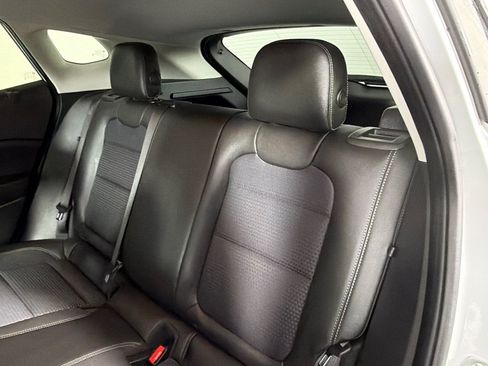 Used 2025 Chevrolet Trax LT FWD image 19