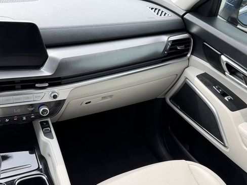Certified 2023 Kia Telluride S w/ S Sunroof Package AWD/4WD image 17
