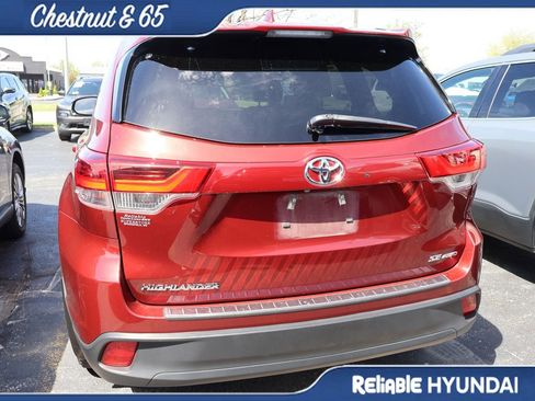 Used 2017 Toyota Highlander SE w/ Carpet Mat Package image 16