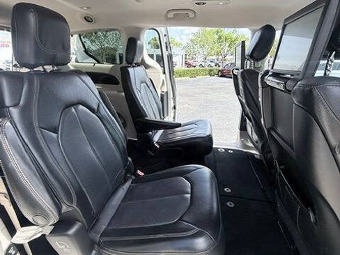 Used 2019 Chrysler Pacifica Touring-L Plus w/ Advanced Safetytec Group FWD image 14