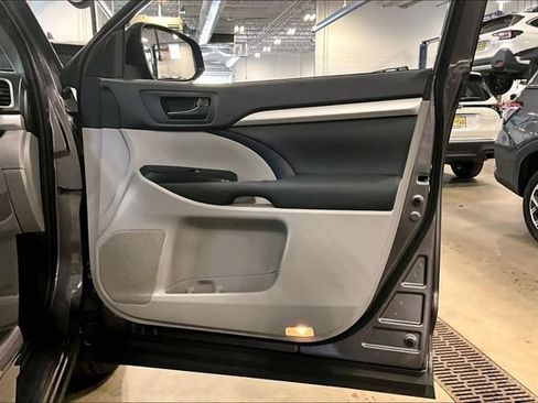 Used 2019 Toyota Highlander LE AWD/4WD image 24