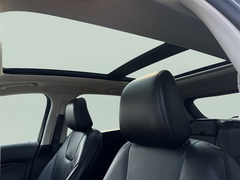 Used 2020 Ford Edge Titanium image 16