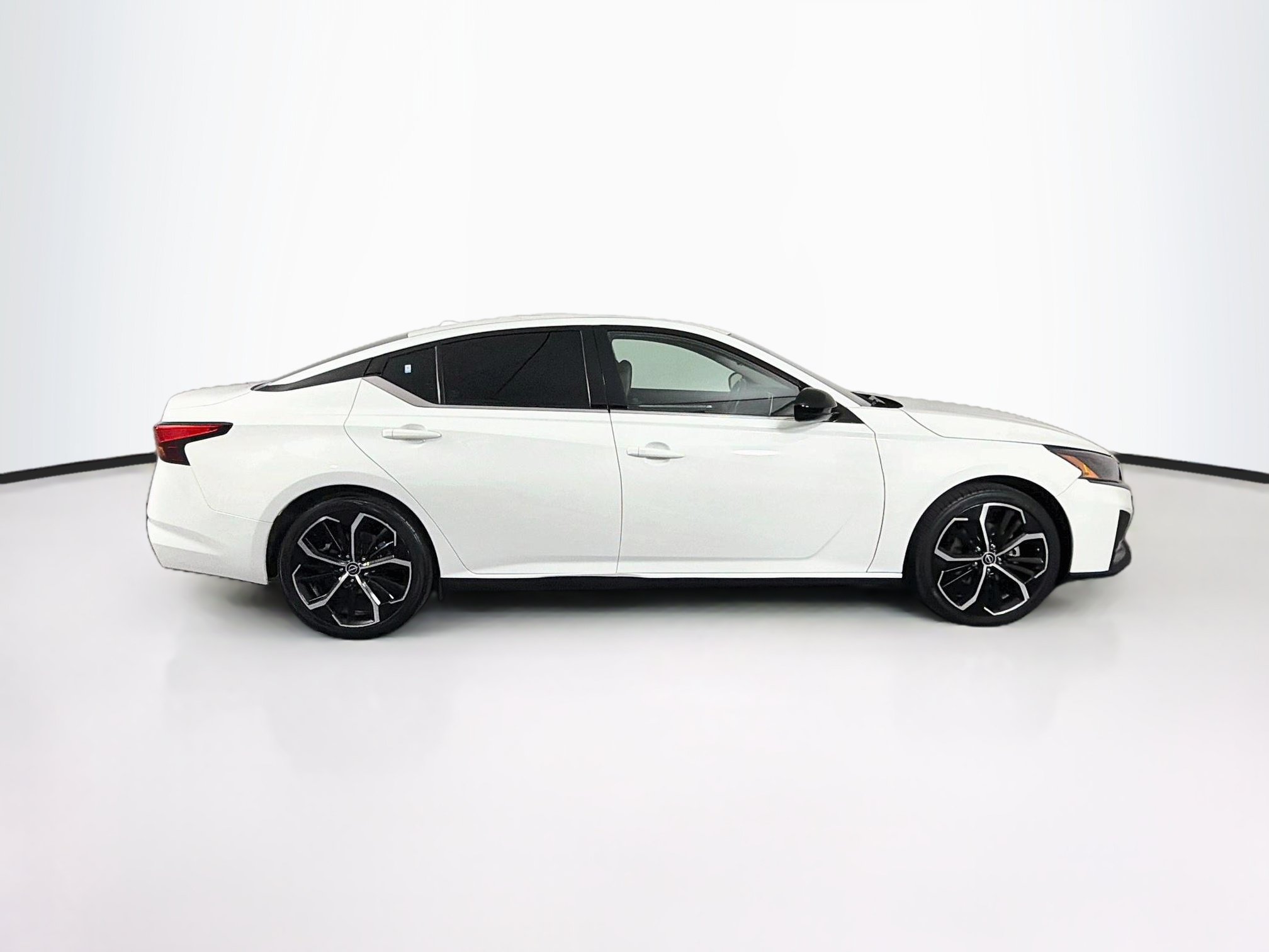 Used 2023 Nissan Altima 2.5 SR FWD image 10