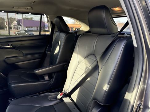 Used 2021 Toyota Highlander XLE image 32