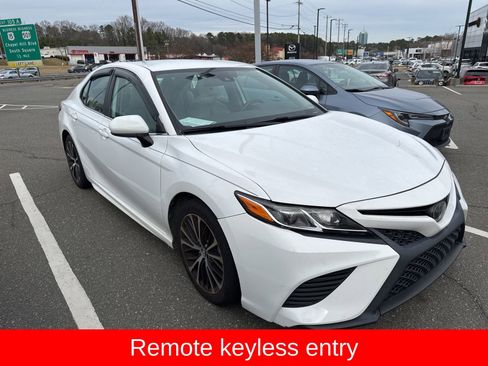 Used 2019 Toyota Camry SE image 2