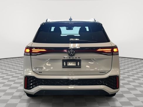 Used 2025 Volkswagen Tiguan SE R-Line AWD/4WD image 6