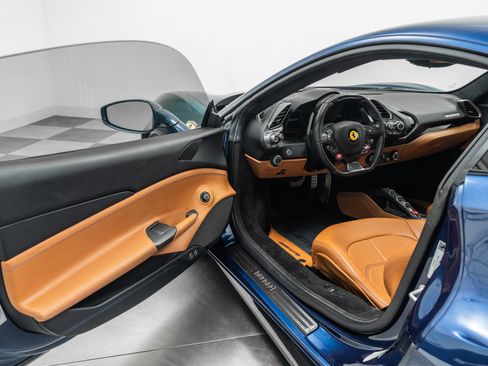 Used 2018 Ferrari 488 GTB RWD image 21