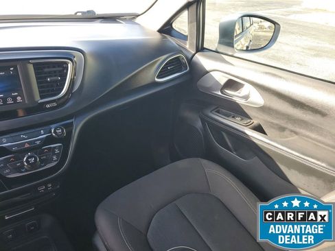 Used 2020 Chrysler Pacifica Touring w/ S Appearance Package image 13