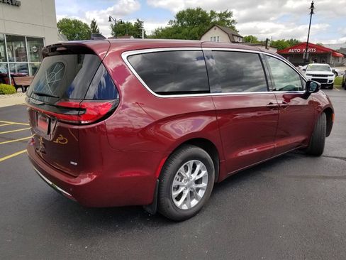 Used 2023 Chrysler Pacifica Touring-L AWD/4WD image 7