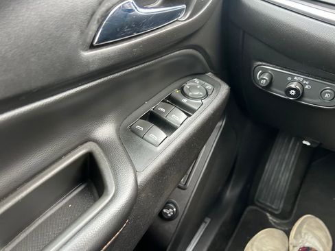 Used 2018 Chevrolet Equinox Premier image 11