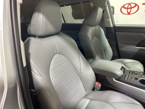 Used 2022 Toyota Highlander XLE image 14