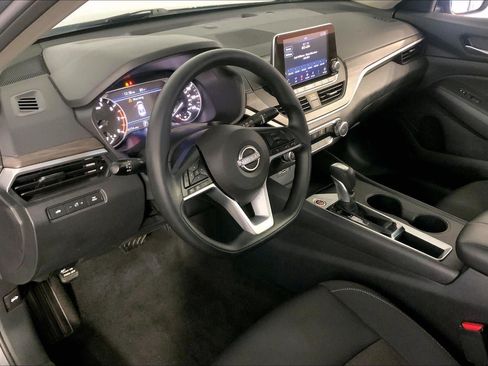 Used 2025 Nissan Altima 2.5 SV FWD image 14