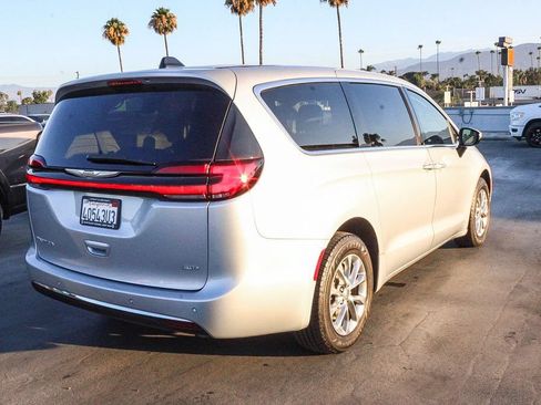 Used 2023 Chrysler Pacifica Touring-L AWD/4WD image 9