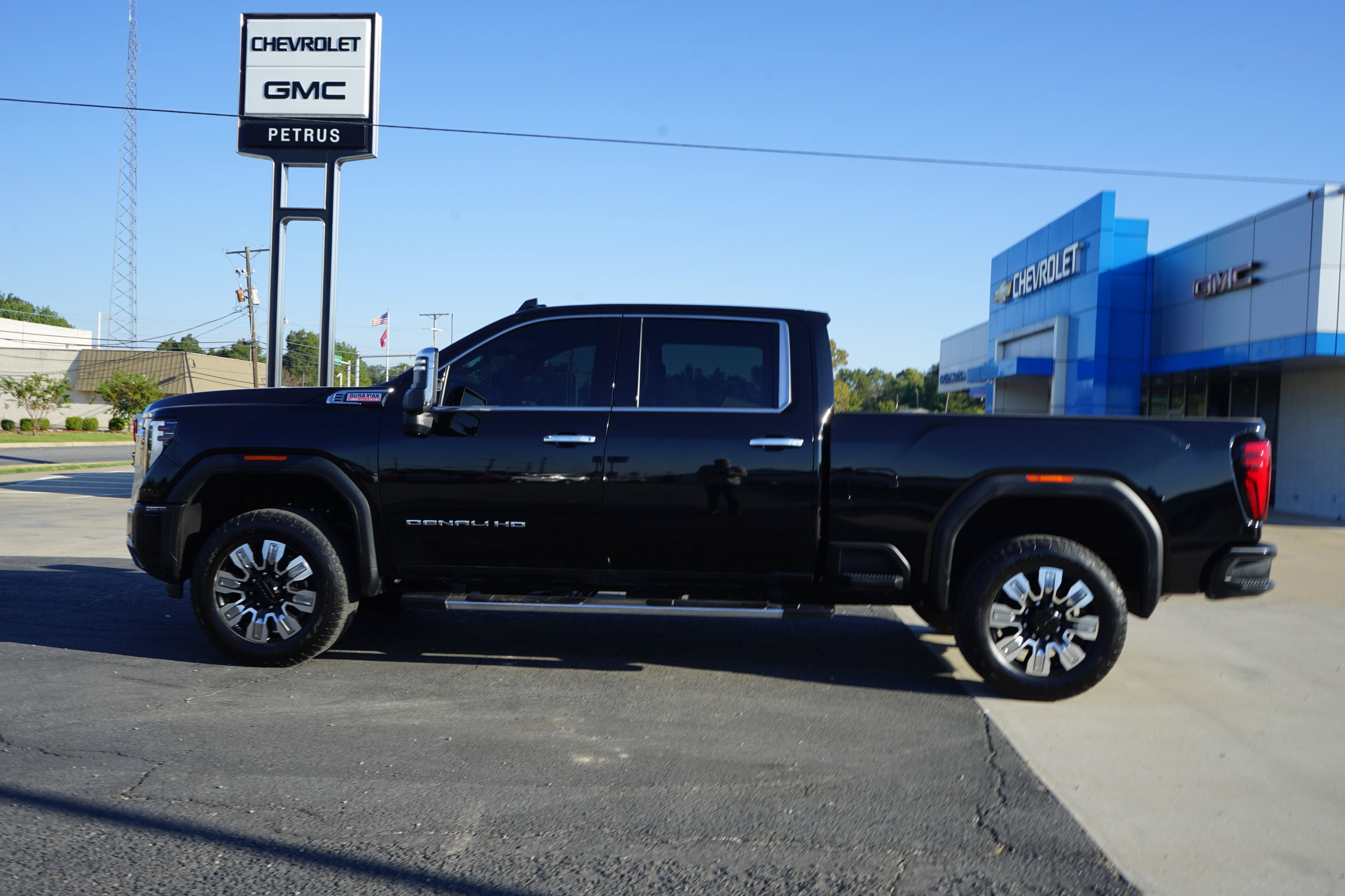Used 2025 GMC Sierra 2500 Denali AWD/4WD image 2