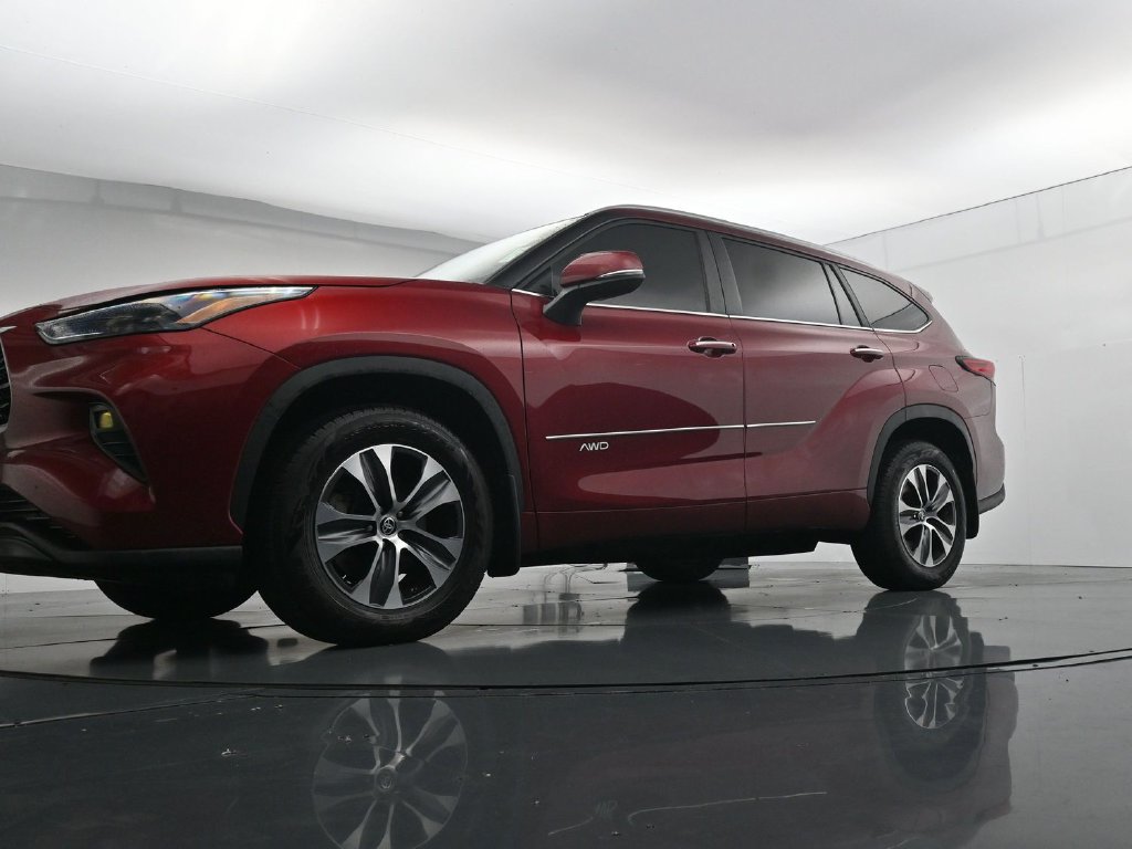 Used 2023 Toyota Highlander XLE AWD/4WD image 34