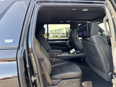 Used 2025 Cadillac Escalade ESV V image 17
