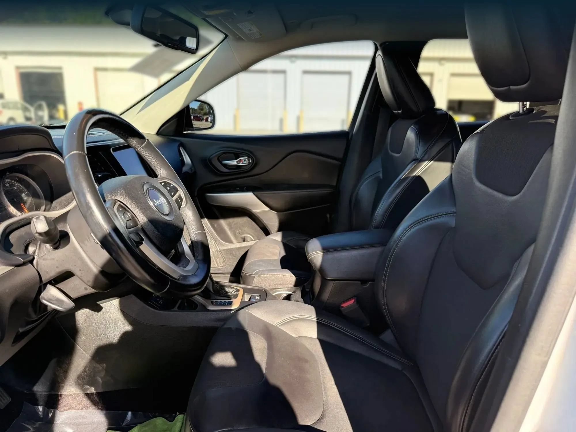 Used 2018 Jeep Cherokee Latitude Plus FWD image 2