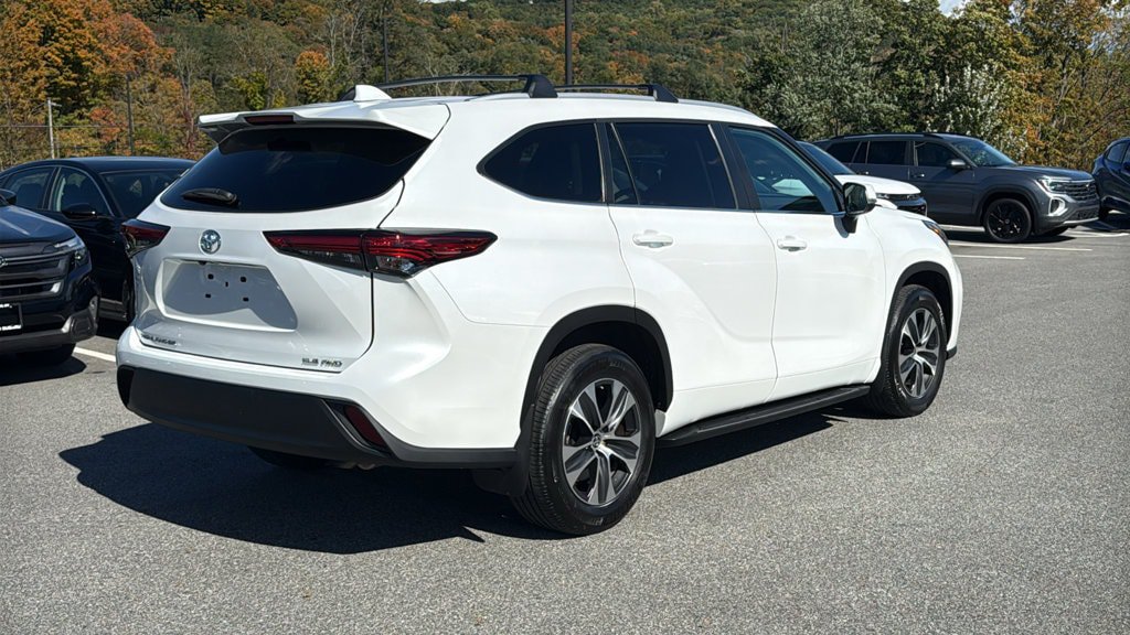 Used 2023 Toyota Highlander XLE AWD/4WD image 4